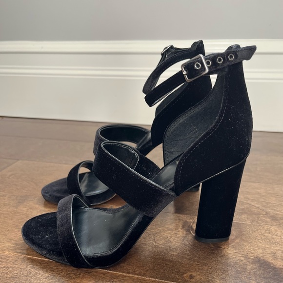 NEW VINCE CAMUTO black velvet strappy heels sz 7.5 - Picture 2 of 9